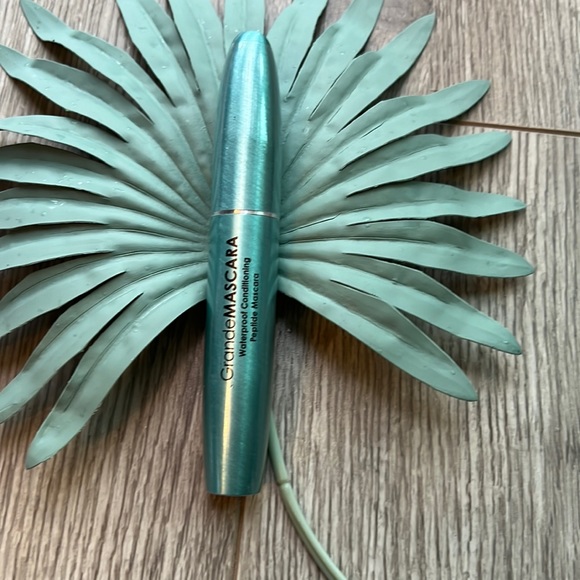 New Bundle! Grande Waterproof Conditioning Peptide Mascara FULL SZ & 4 samples - Picture 6 of 6